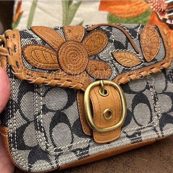 COACH BLEECKER VACHETTA FLORAL APPLIQUÉ& DENIM SIGNATURE WRISTLET LT ED EUC 2007 - Picture 9 of 17